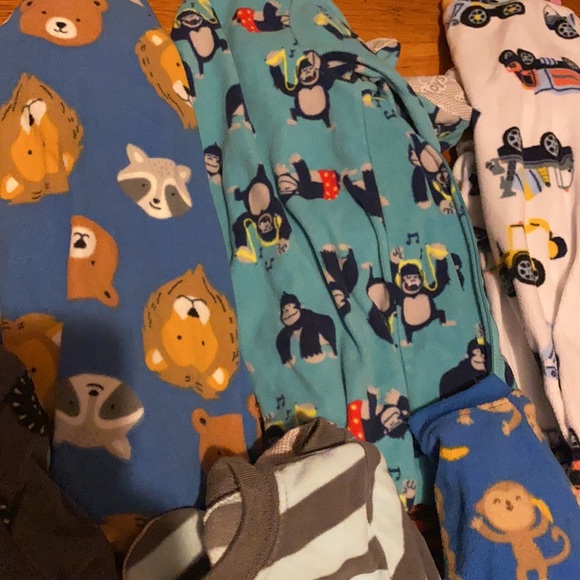 7 pairs of fleece footed pjs - Picture 5 of 6